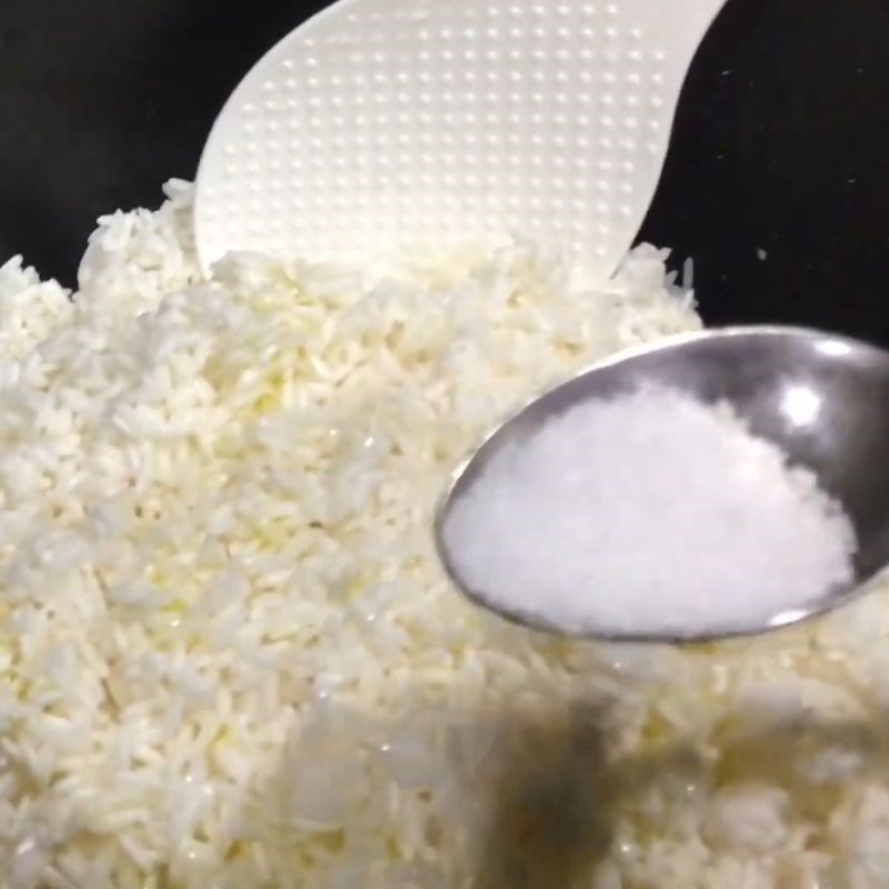 Bước 2 Chuẩn bị nồi và gia vị cho cơm nếp ngon Nấu cơm nếp bằng nồi cơm điện