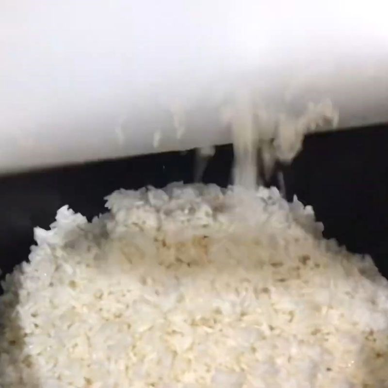 Bước 2 Chuẩn bị nồi và gia vị cho cơm nếp ngon Nấu cơm nếp bằng nồi cơm điện