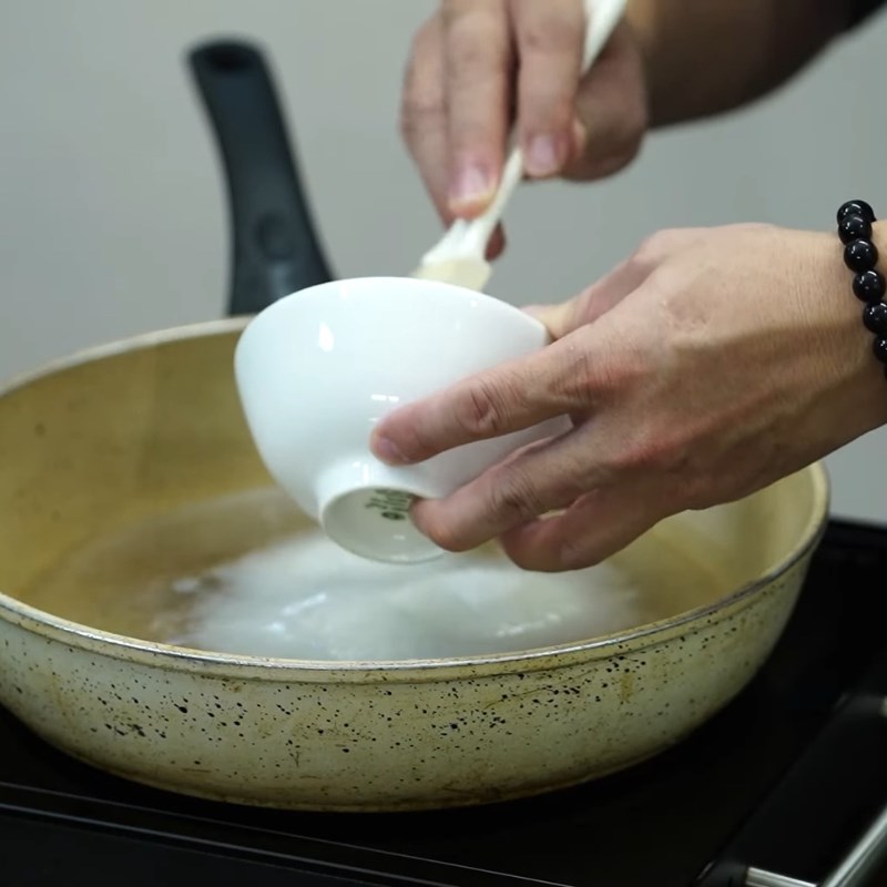 Bước 1 Chuẩn bị nước đường Cốm xào Hà Nội