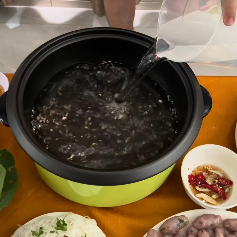 Bước 2 Chuẩn bị nước lẩu ngọt thanh Lẩu nấm hải sản