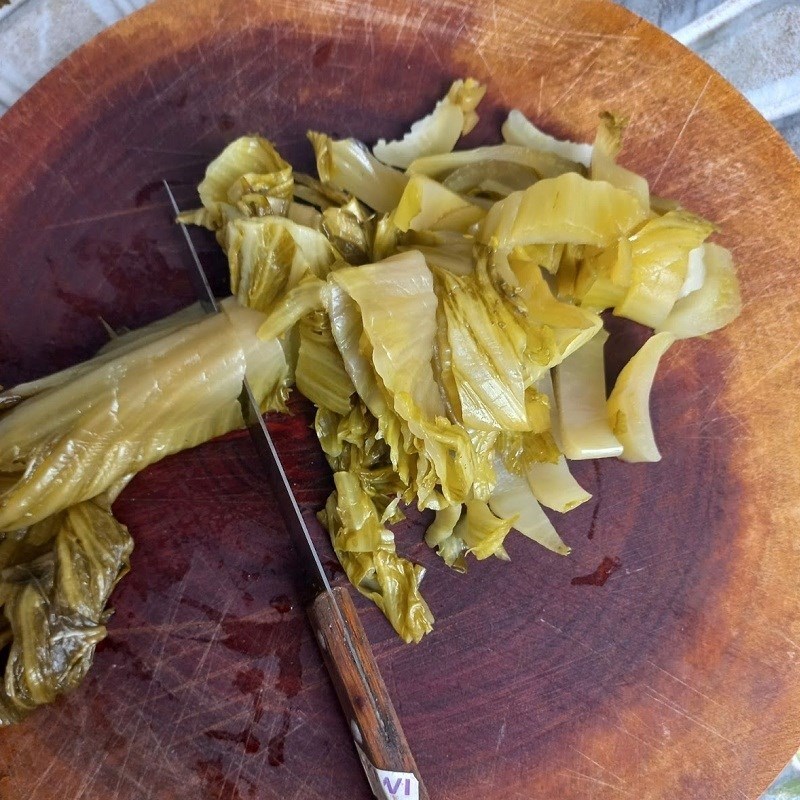 Bước 2 Chuẩn bị thịt ba chỉ và dưa chua Cá chép kho dưa