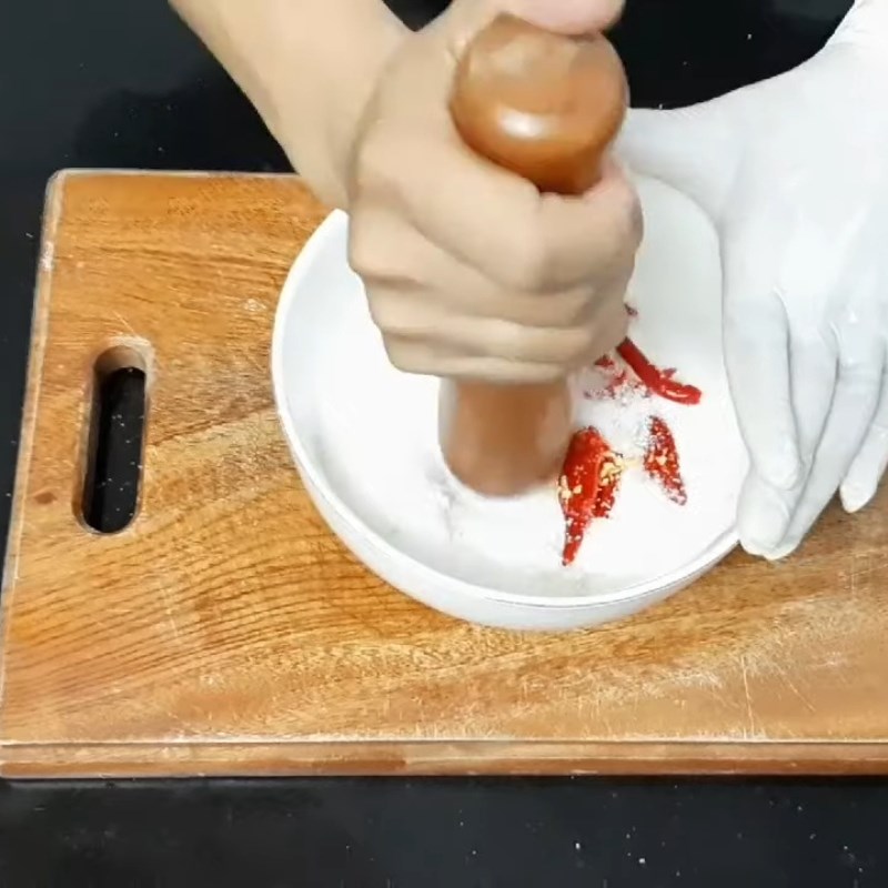 Bước 2 Chuẩn bị tỏi ớt và pha gia vị cơ bản Sốt chấm gà luộc cơ bản