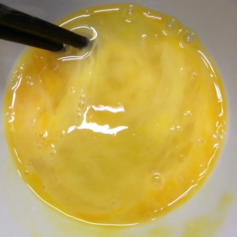 Bước 2 Chuẩn bị trứng gà và gia vị Canh khổ qua trứng