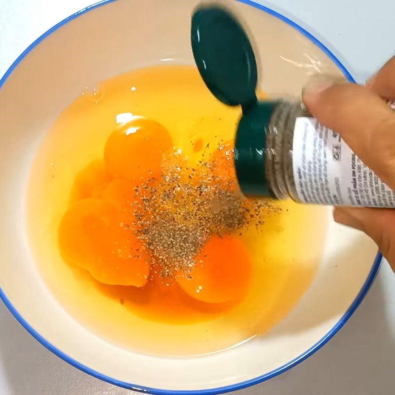 Bước 1 Chuẩn bị trứng và nêm gia vị Cách chiên trứng ngon