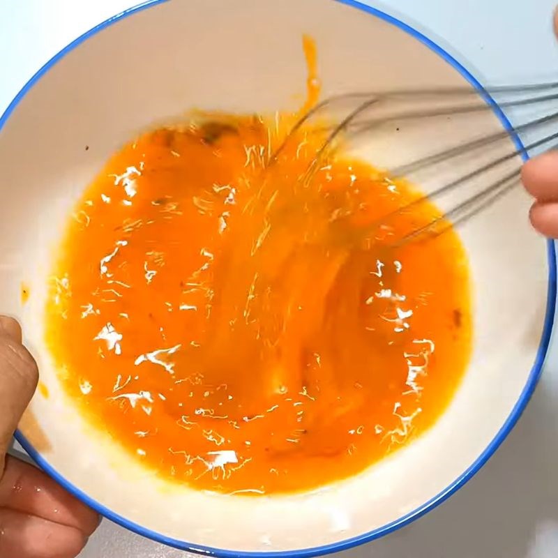 Bước 1 Chuẩn bị trứng và nêm gia vị Cách chiên trứng ngon