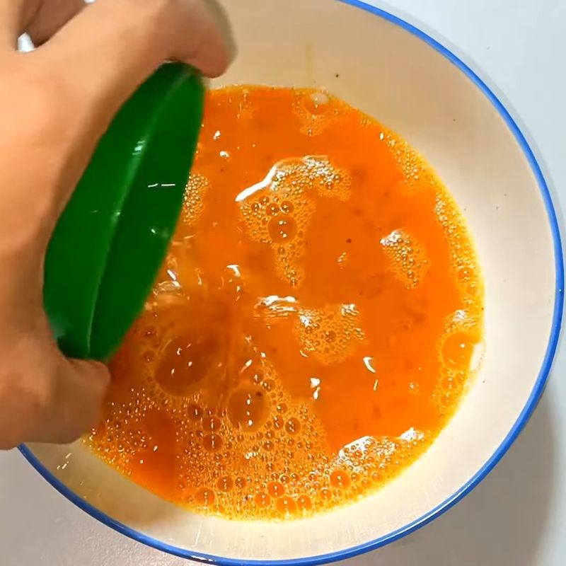 Bước 1 Chuẩn bị trứng và nêm gia vị Cách chiên trứng ngon
