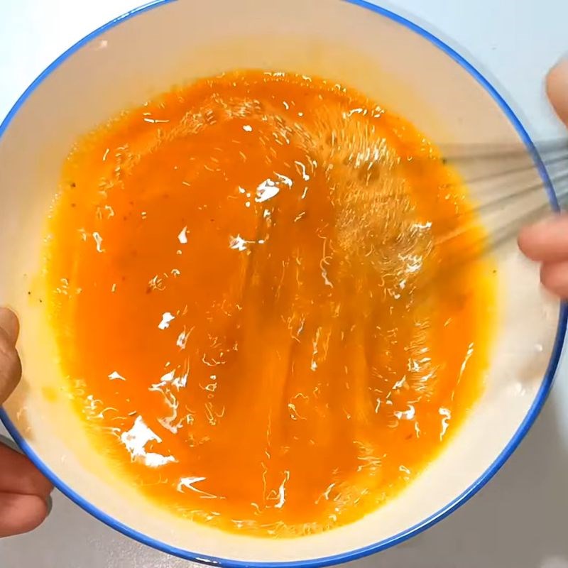 Bước 1 Chuẩn bị trứng và nêm gia vị Cách chiên trứng ngon