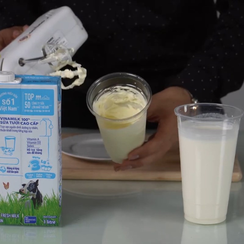 Bước 2 Đánh bông kem tươi Anchor tạo chóp cứng Kem cheese mặn từ whipping cream