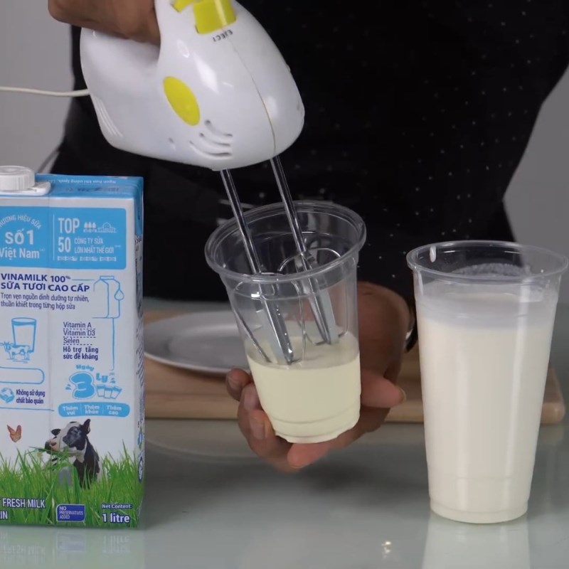 Bước 2 Đánh bông kem tươi Anchor tạo chóp cứng Kem cheese mặn từ whipping cream