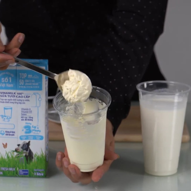 Bước 2 Đánh bông kem tươi Anchor tạo chóp cứng Kem cheese mặn từ whipping cream