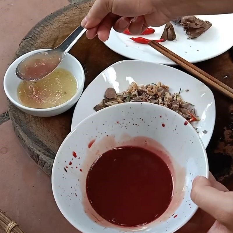 Bước 4 Đánh tiết canh gà đông đặc Tiết canh gà