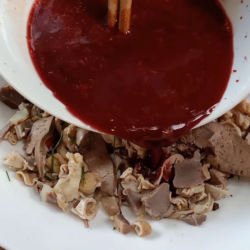 Bước 4 Đánh tiết canh gà đông đặc Tiết canh gà