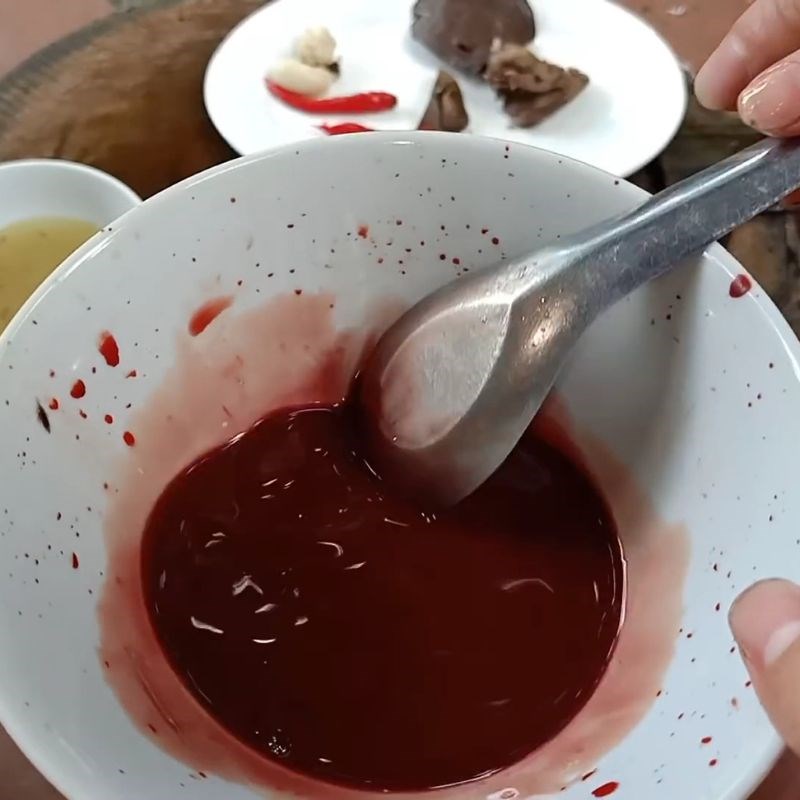 Bước 4 Đánh tiết canh gà đông đặc Tiết canh gà