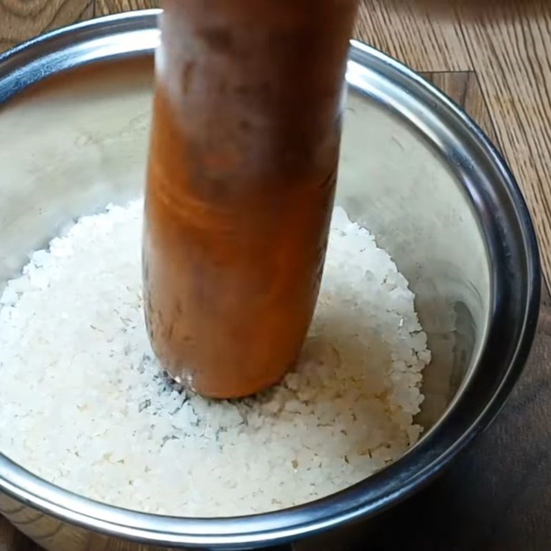 Bước 3 Giã muối hạt Muối chấm hoa quả