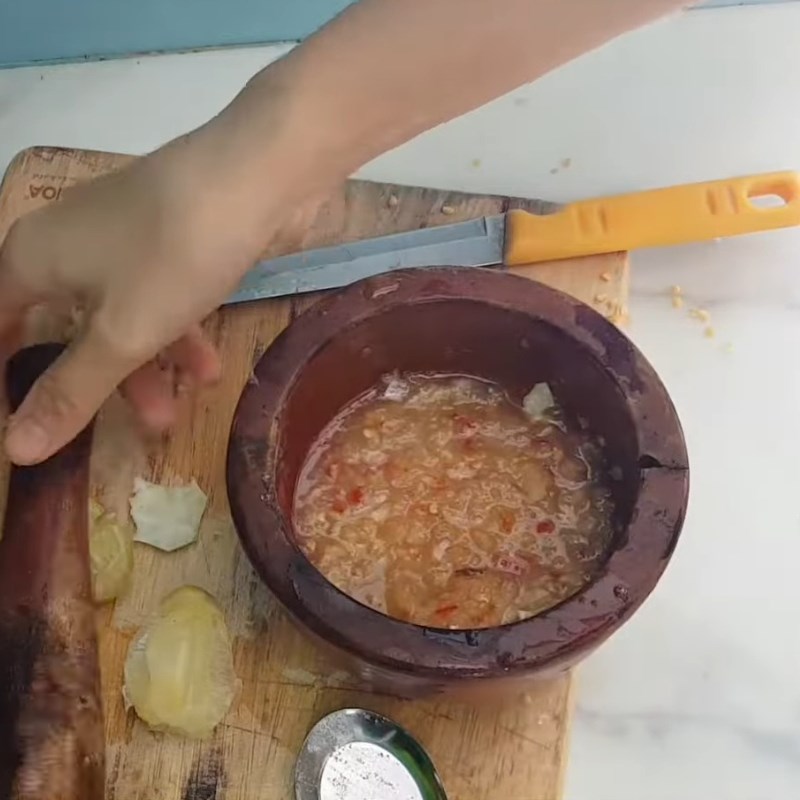Bước 2 Giã nhuyễn hỗn hợp tỏi ớt đường và tép chanh Nước mắm chấm gỏi cuốn