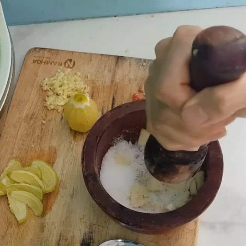 Bước 2 Giã nhuyễn hỗn hợp tỏi ớt đường và tép chanh Nước mắm chấm gỏi cuốn