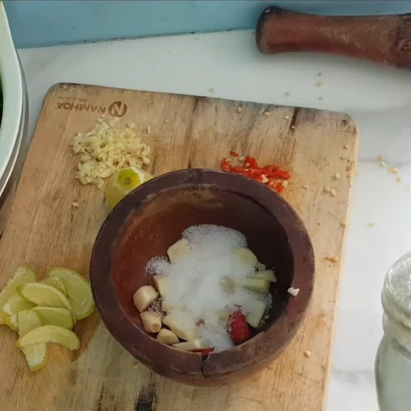 Bước 2 Giã nhuyễn hỗn hợp tỏi ớt đường và tép chanh Nước mắm chấm gỏi cuốn