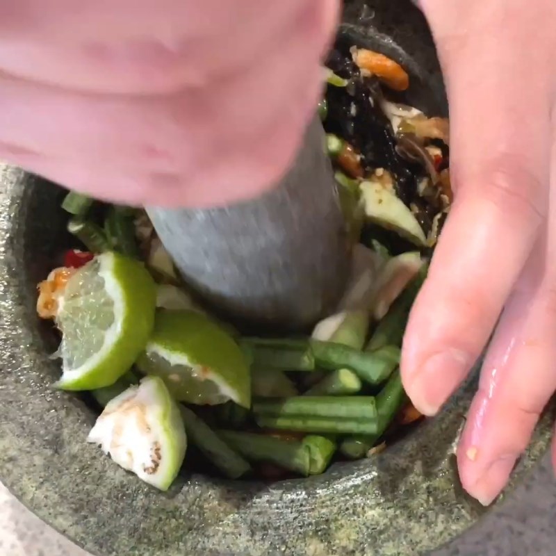 Bước 3 Giã tỏi ớt, mắm ba khía và các nguyên liệu Gỏi đu đủ ba khía