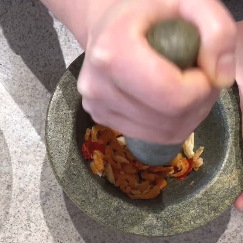 Bước 3 Giã tỏi ớt, mắm ba khía và các nguyên liệu Gỏi đu đủ ba khía