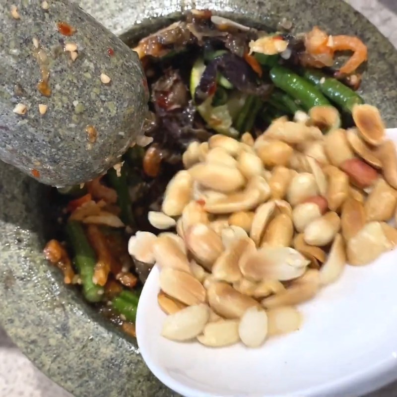 Bước 3 Giã tỏi ớt, mắm ba khía và các nguyên liệu Gỏi đu đủ ba khía