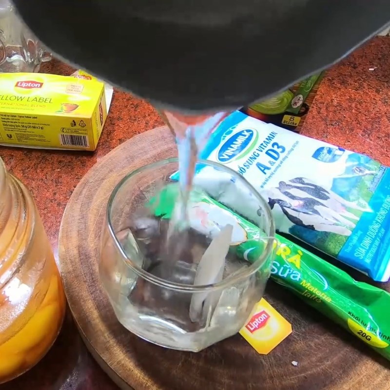 Bước 1 Hãm trà đen thơm lừng Trà đào sữa