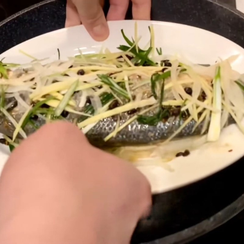 Bước 4 Hấp cá vừa chín tới Cá hấp tàu xì