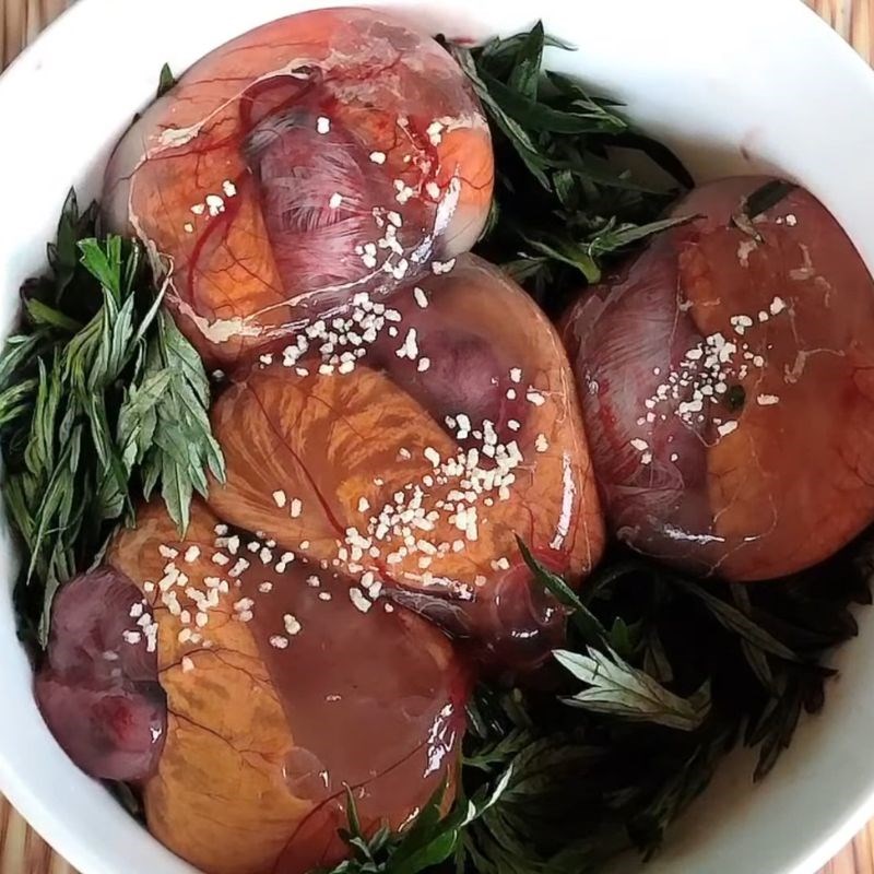 Bước 2 Hấp cách thủy trứng vịt lộn ngải cứu Trứng vịt lộn ngải cứu hấp cách thủy