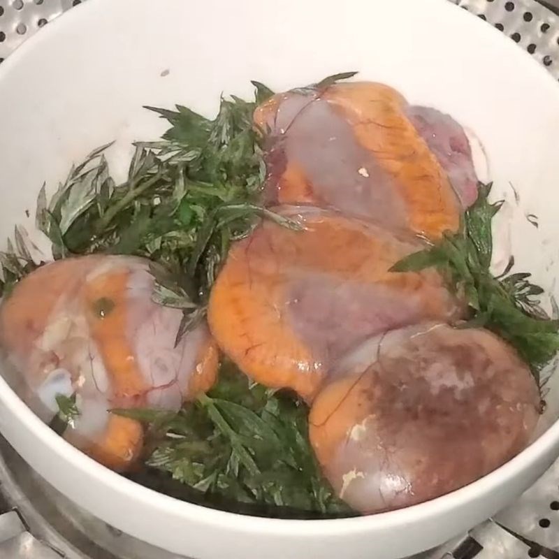 Bước 2 Hấp cách thủy trứng vịt lộn ngải cứu Trứng vịt lộn ngải cứu hấp cách thủy