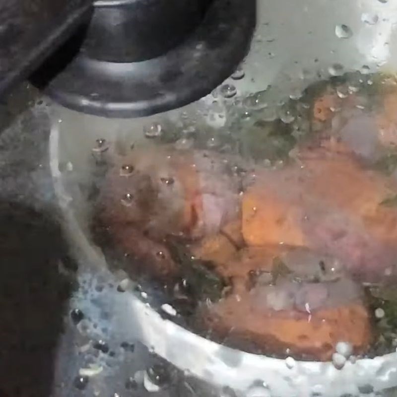 Bước 2 Hấp cách thủy trứng vịt lộn ngải cứu Trứng vịt lộn ngải cứu hấp cách thủy