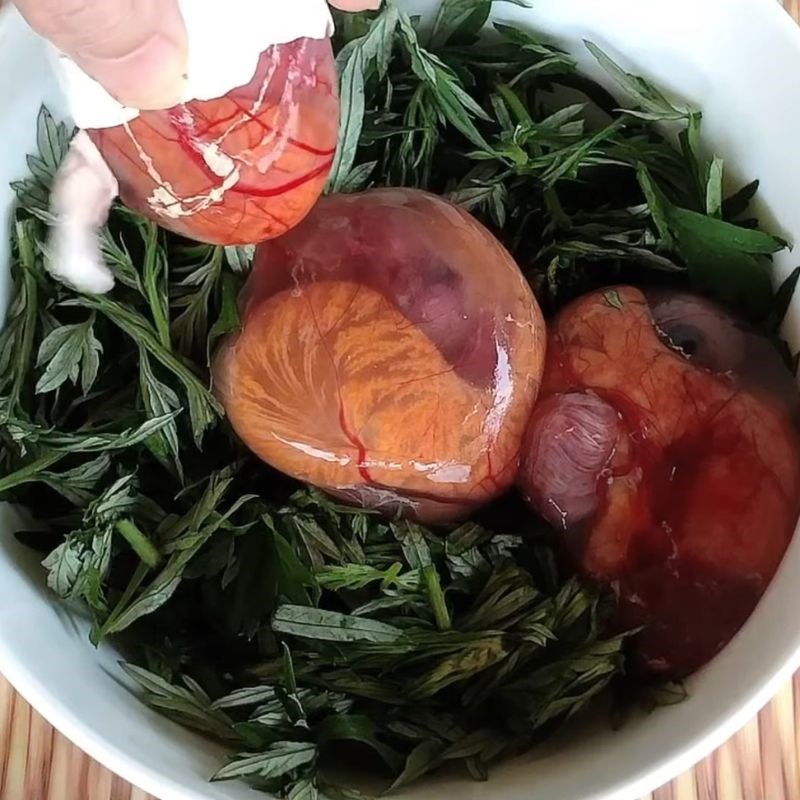 Bước 2 Hấp cách thủy trứng vịt lộn ngải cứu Trứng vịt lộn ngải cứu hấp cách thủy