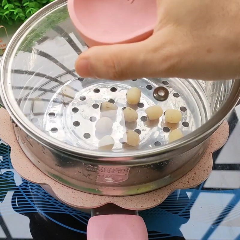 Bước 2 Hấp chín hạt sen thơm bùi Cháo lươn hạt sen