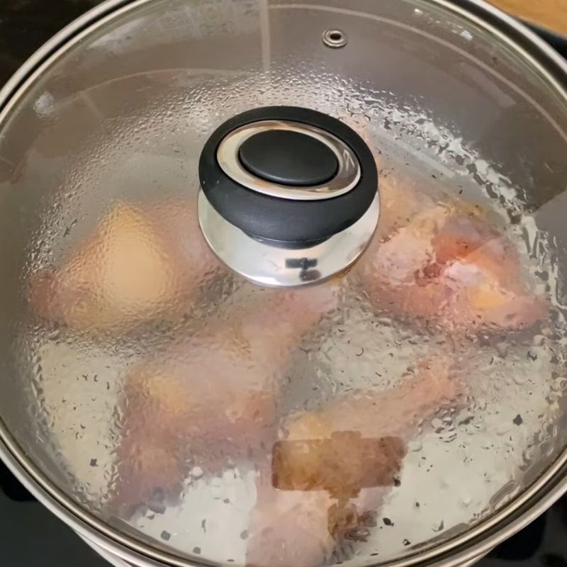 Bước 2 Hấp gà sơ bộ Đùi gà chiên giòn