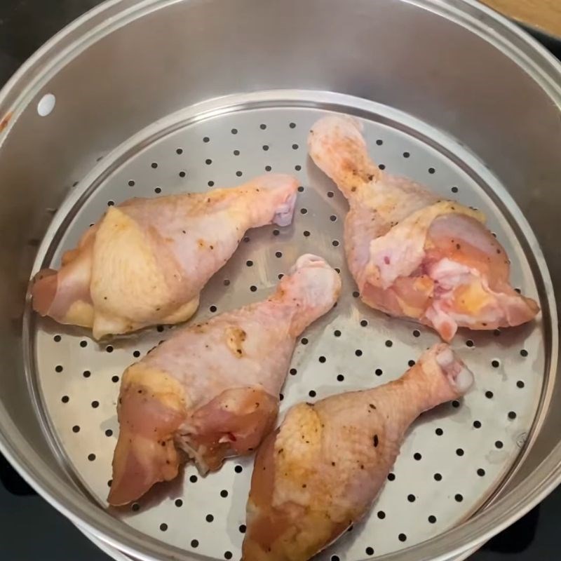 Bước 2 Hấp gà sơ bộ Đùi gà chiên giòn
