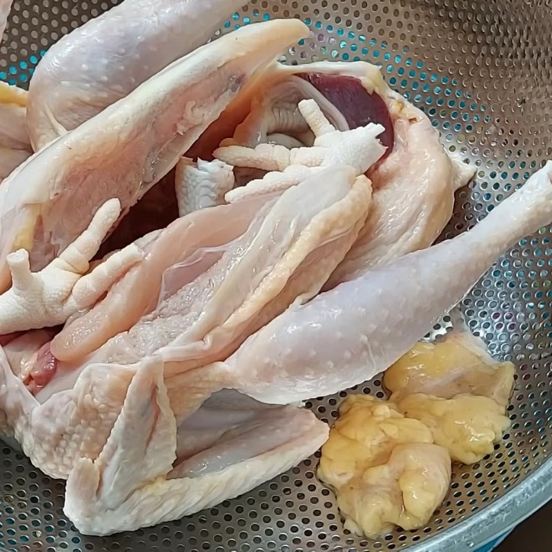 Bước 2 Hấp gà và xé phay Gỏi gà chua ngọt