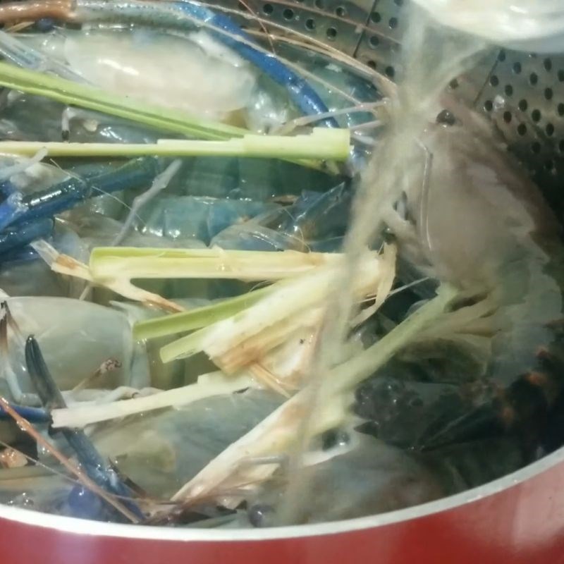 Bước 3 Hấp tôm với bia thơm lừng Tôm hấp bia sả