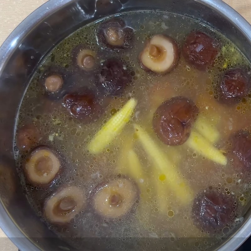 Bước 4 Hoàn thiện món ăn Gà nấu nấm đông cô bắp non