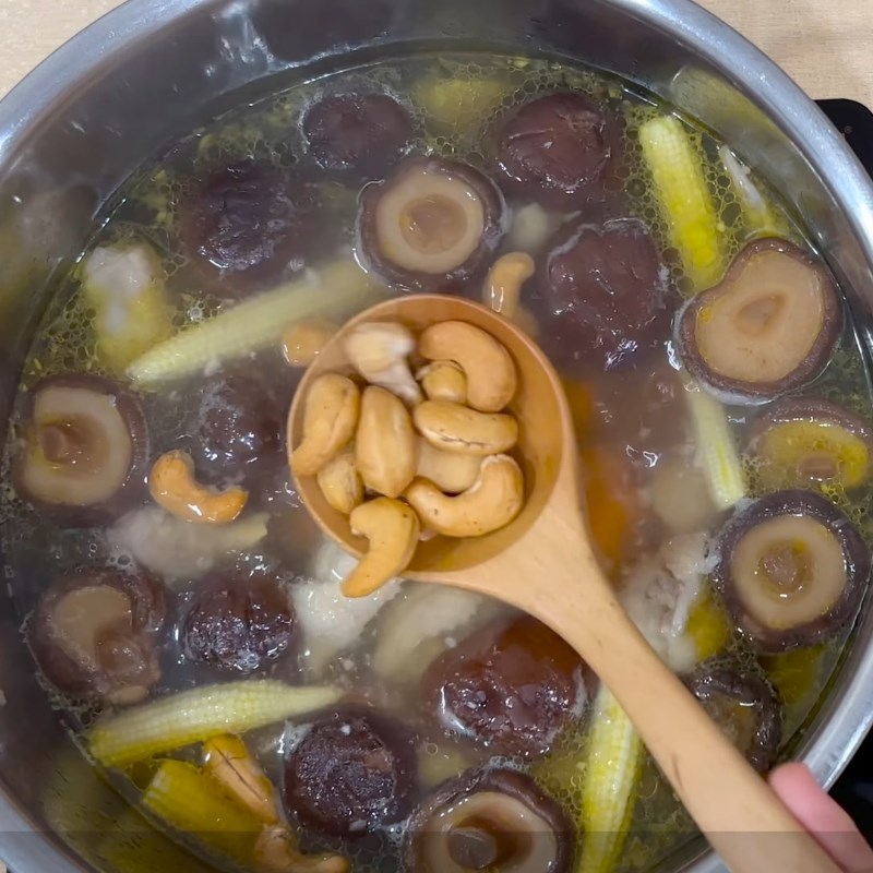 Bước 4 Hoàn thiện món ăn Gà nấu nấm đông cô bắp non