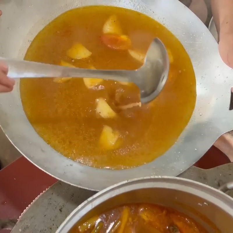 Bước 4 Hoàn thiện nước lẩu Thái chua cay Cá chép nấu lẩu thái