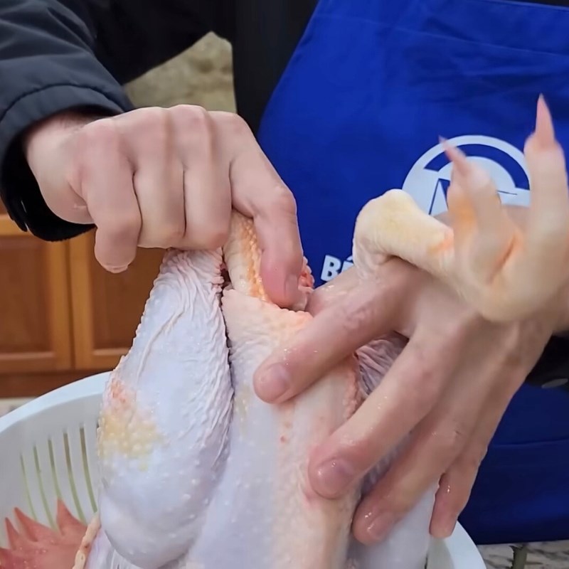 Bước 2 Hướng dẫn cách buộc gà lễ dáng tiên Gà lễ