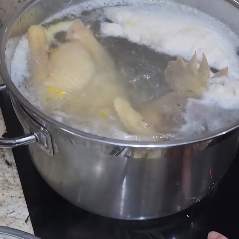 Bước 3 Hướng dẫn cách luộc gà lễ không nứt da Gà lễ