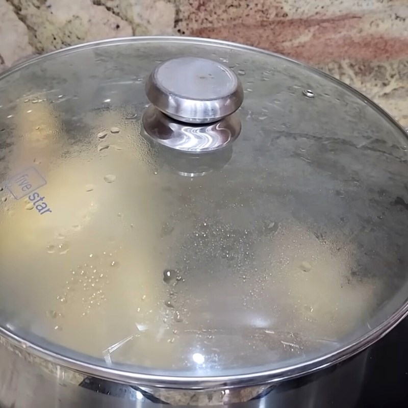 Bước 3 Hướng dẫn cách luộc gà lễ không nứt da Gà lễ