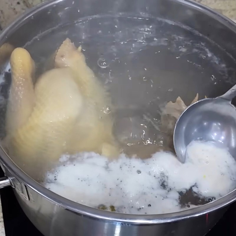 Bước 3 Hướng dẫn cách luộc gà lễ không nứt da Gà lễ