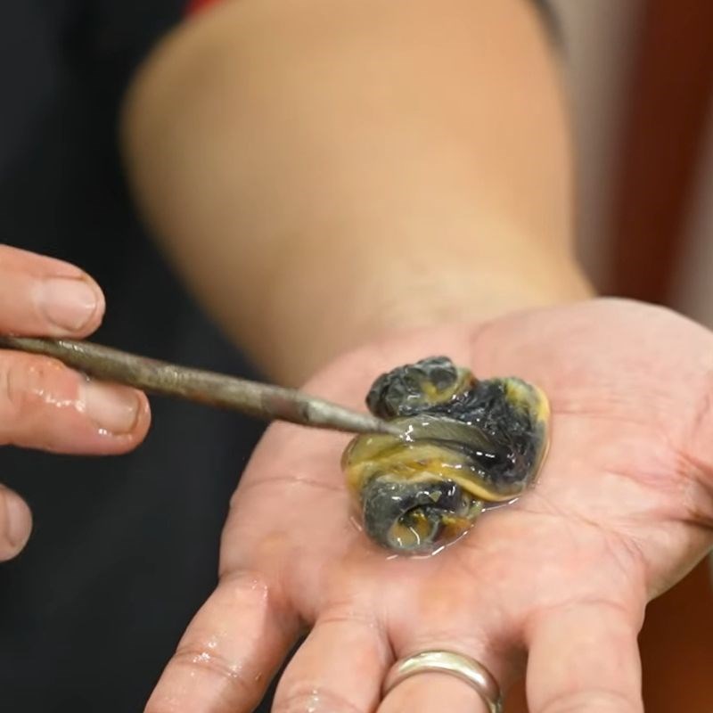 Bước 3 Khều thịt ốc Ốc nhồi xào sả ớt