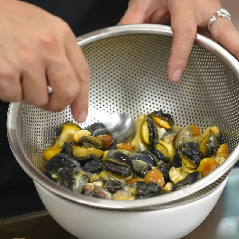 Bước 3 Khều thịt ốc Ốc nhồi xào sả ớt