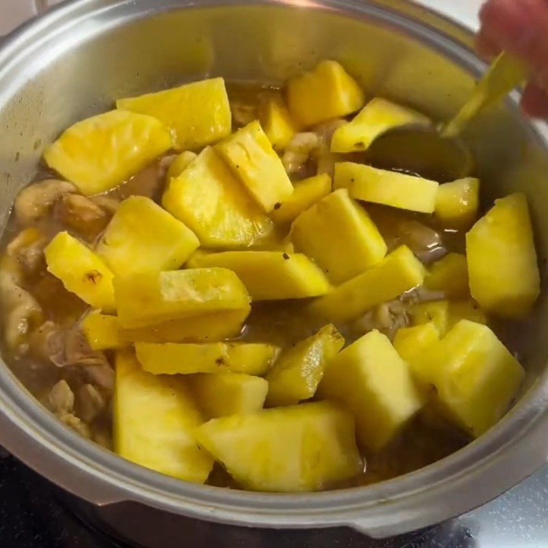 Bước 4 Kho gà với thơm (dứa) Gà kho thơm