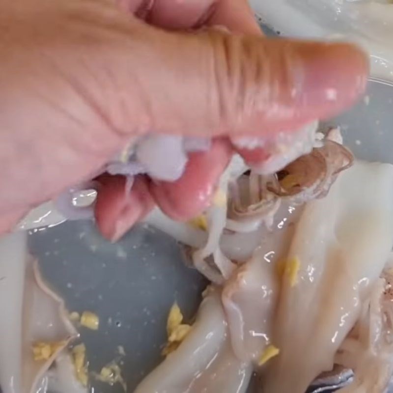 Bước 2 Khử tanh và làm trắng mực Mực xào hành tây cần tây cà chua