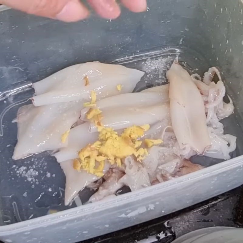 Bước 2 Khử tanh và làm trắng mực Mực xào hành tây cần tây cà chua