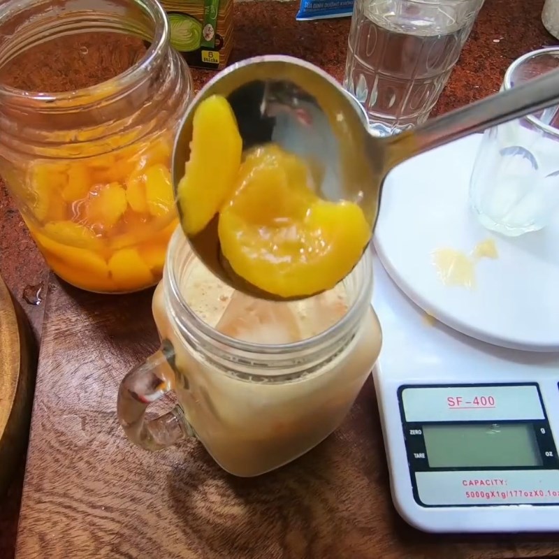 Bước 3 Lắc đều và hoàn thành ly trà sữa đào Trà đào sữa