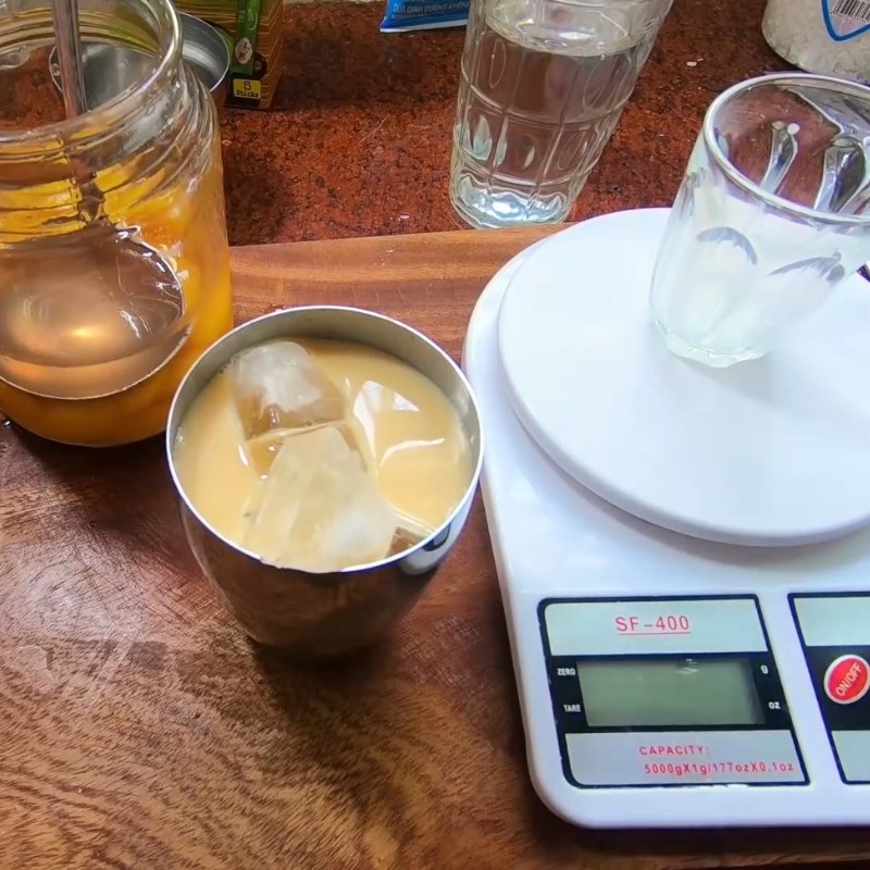 Bước 3 Lắc đều và hoàn thành ly trà sữa đào Trà đào sữa