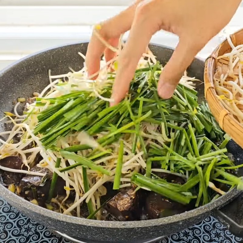 Bước 2 Làm huyết xào giá hẹ Huyết xào giá hẹ